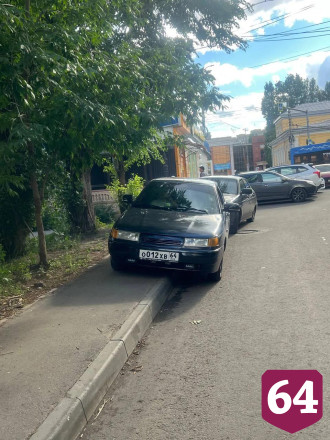 В Саратове автохамы оккупировали тротуар у сквера