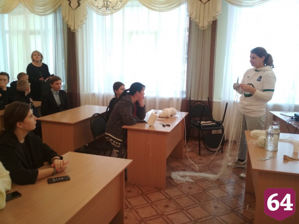 Под Саратовом плетут маскировочные сети для мобилизованных