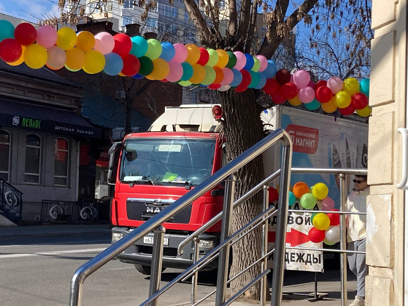 Саратовцев возмутила громкая уличная реклама 