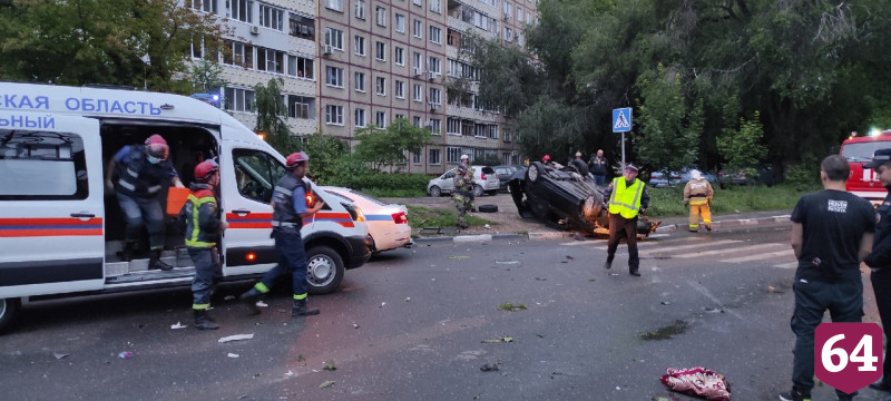 В Саратове молодой водитель опрокинул иномарку на крышу 