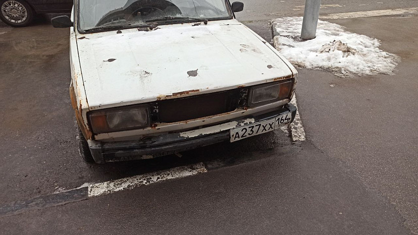 Жителей взбудоражила подозрительная машина в центре Саратова