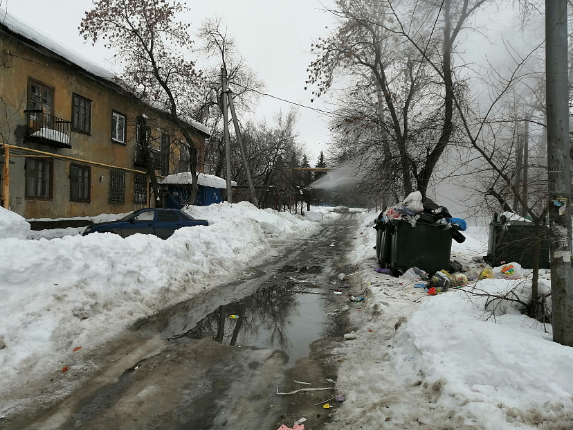 В Саратове коммунальный фонтан заливает двор