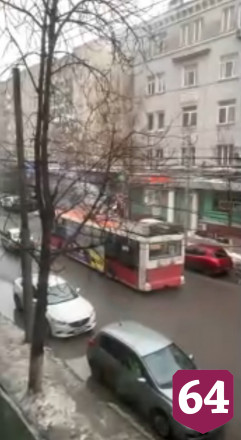 В Саратове из-за короткого замыкания загорелся троллейбус