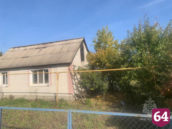 Под Саратовом из-за замыкания проводки горел дом