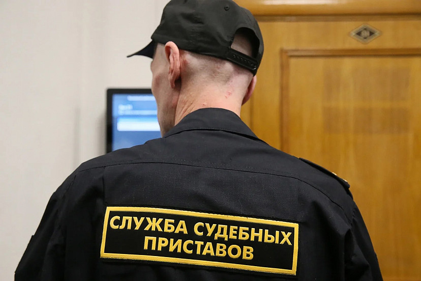 Приставы помогли жительнице Саратова добиться ремонта крыши 