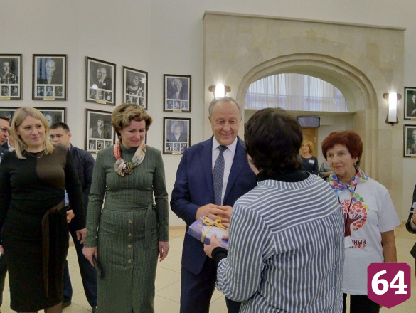 Саратовские пенсионерки объяснили губернатору процесс оплаты ЖКУ через интернет 
