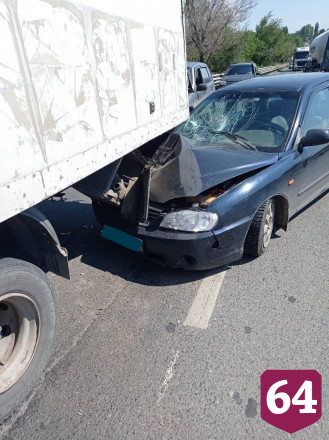 В Саратове пассажирка иномарки покалечилась в ДТП с грузовиком