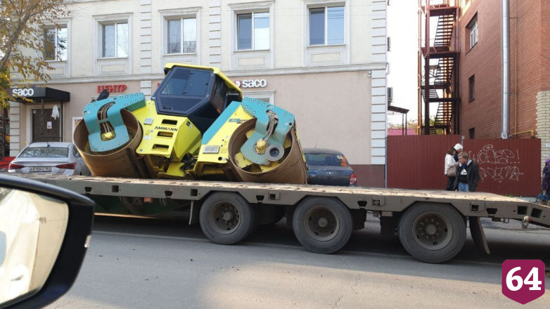 В Саратове асфальтоукладчик раздавил машины на парковке