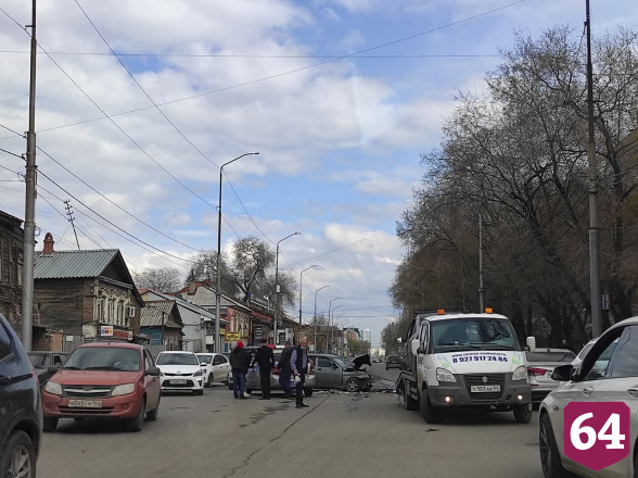 В центре Саратова столкнулись 4 автомобиля
