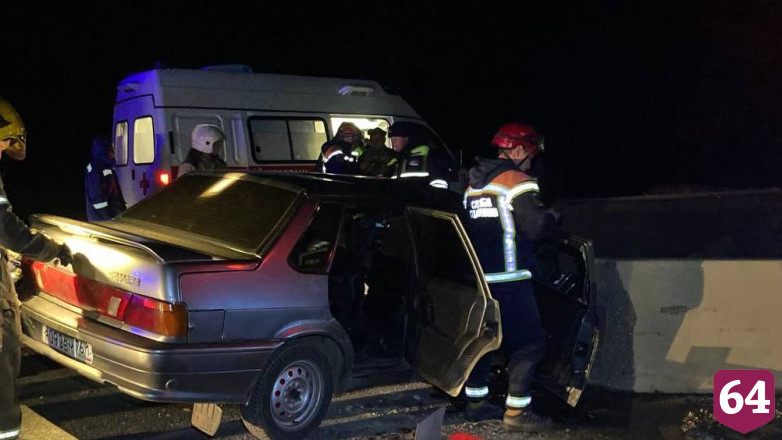 В Саратове спасатели деблокировали тело погибшего в ДТП мужчины