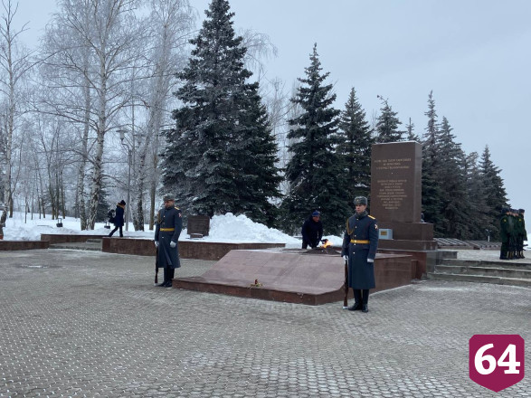 Саратовский губернатор почтил память героев Отечества