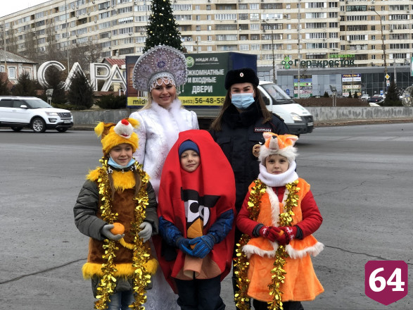 Саратовские полицейские переоделись в костюмы Деда Мороза и Снегурочки 