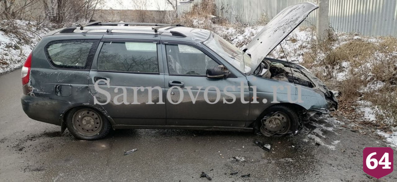 В Саратове водитель легковушки врезался в бетонное ограждение 