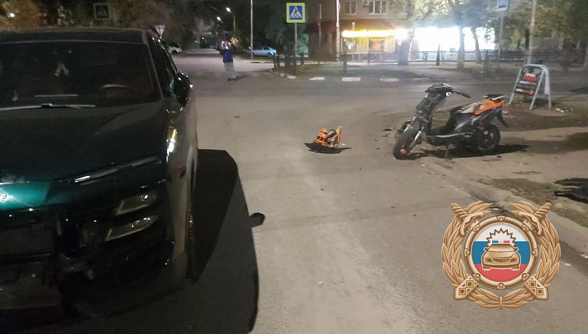 В Саратове подростки на скутере столкнулись с кроссовером