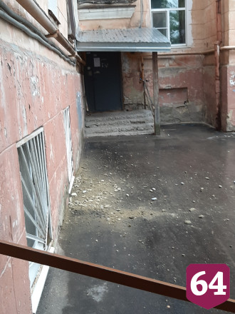 Квартиры саратовцев заливает дождем из-за открытой крыши