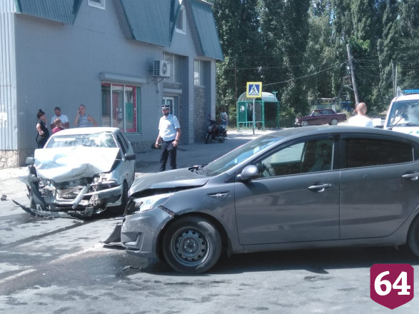 Уснувший водитель «Лады» протаранил иномарку у автобусной остановки