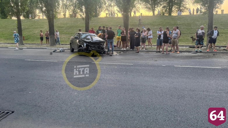 Водитель разбился в ДТП с деревом на набережной в Саратовской области