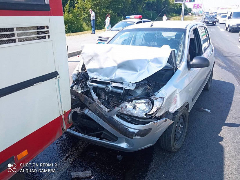 В Саратове водитель иномарки попал в больницу после ДТП с автобусом
