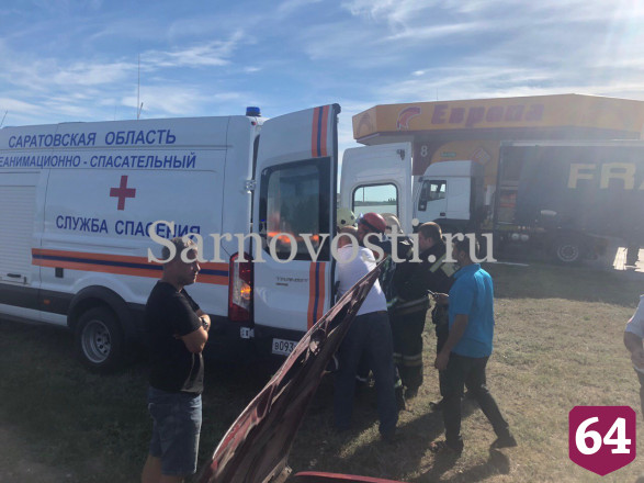 В лобовом столкновении на Вольском тракте разбился водитель легковушки