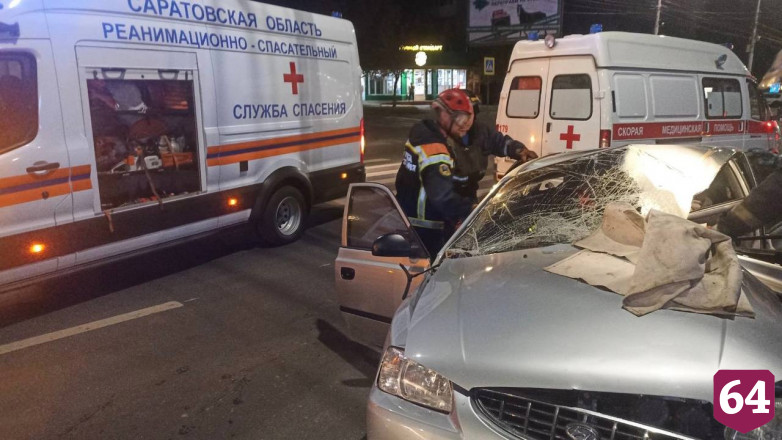 В Саратове иномарка протаранила столб