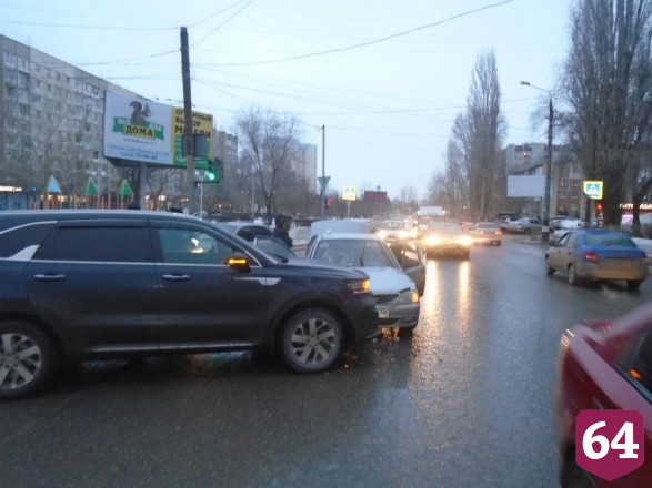 В столкновении иномарок под Саратовом ранены две женщины