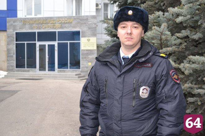В Саратове полицейский спас пенсионерку на остановке