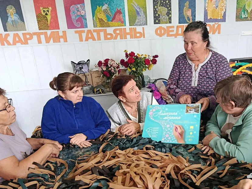 Саратовские пенсионеры создают картины из алмазной мозаики