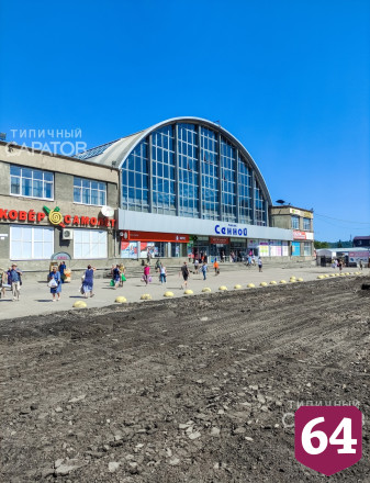 С пустующей площади Сенного рынка сняли асфальт и плитку 