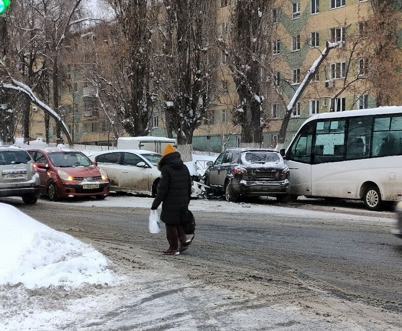 В Саратове произошло массовое ДТП с маршруткой