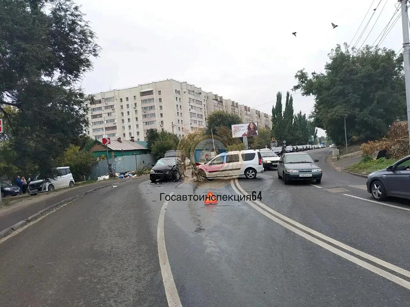 Водитель «Тойоты» пострадал в ДТП с «Ларгусом» в Саратове