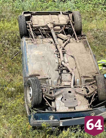 Мужчина покалечился в перевернувшемся на крышу автомобиле