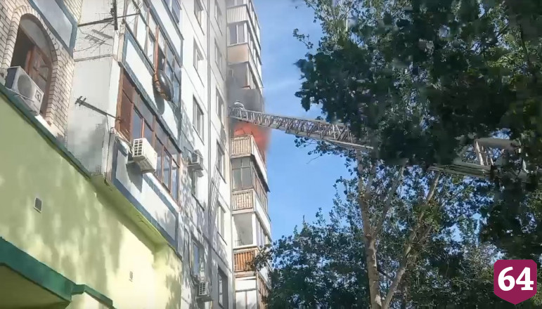 Саратовские пожарные с лестницы тушили балкон в 9-этажке