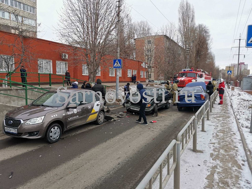 В массовой аварии с такси на Безымянной улице ранены 2 человека