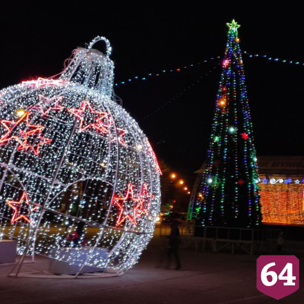 В Энгельсе установили 15-метровую елку и открыли каток