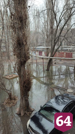 Затопленный двор напомнил жителям о весне и байдарках