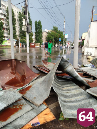 В Саратове потоп превратил автомобили в корабли