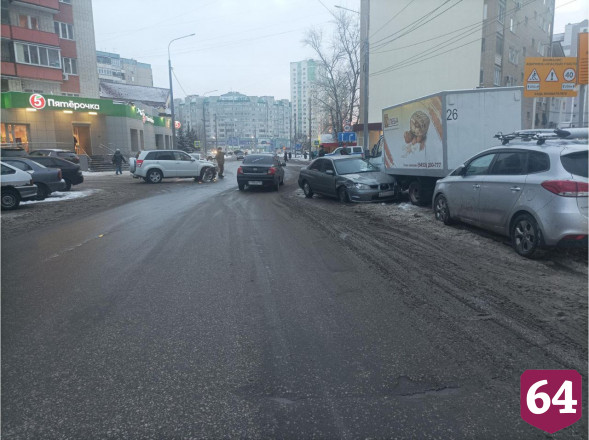 В аварии с хлебным фургоном в Энгельсе покалечилась автоледи