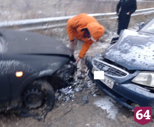 Водитель иномарки выехал на встречную полосу и устроил ДТП 