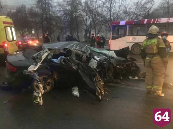 В центре Саратова иномарка протаранила пассажирский автобус