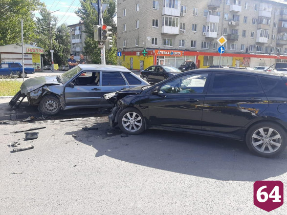 В Саратове от удара иномарки «Лада» вылетела на тротуар