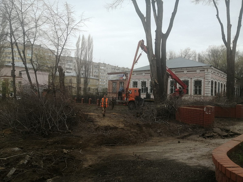 Рядом со старинной саратовской больницей восстанавливают сквер
