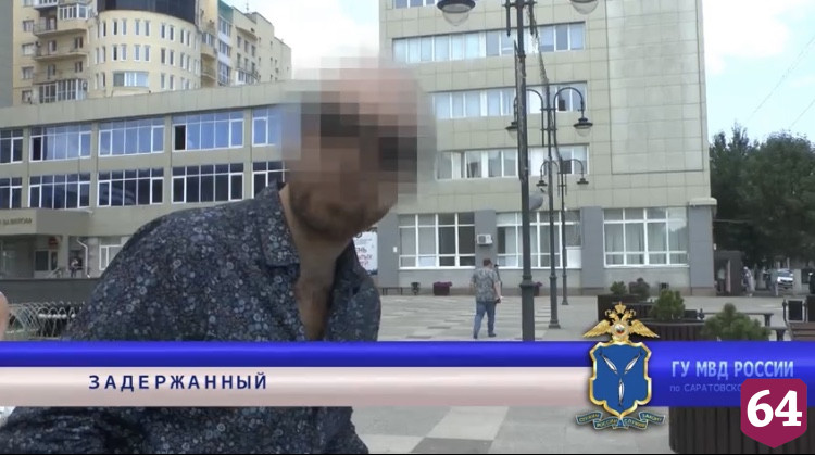Мужчина надел маску из урны и похитил сосны с проспекта Кирова