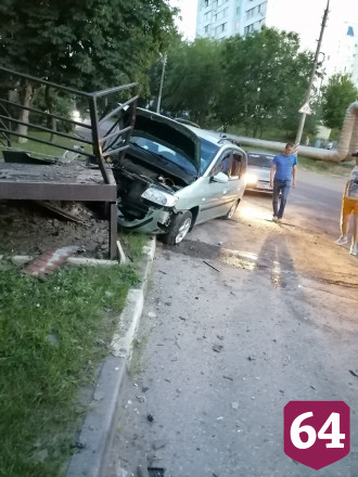 В Саратове пьяный водитель иномарки сбил пешехода и врезался в кучу щебня