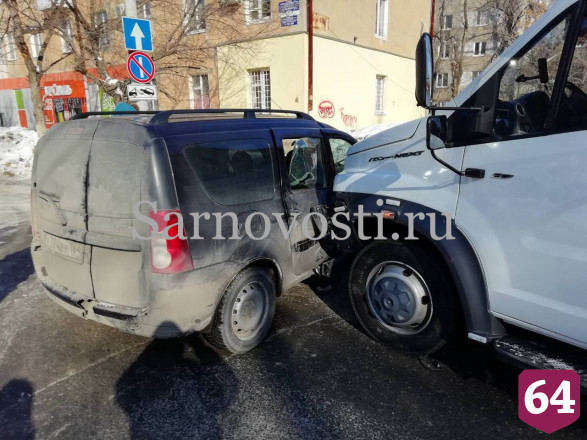 В Саратове водитель легковушки пострадал в ДТП с грузовиком