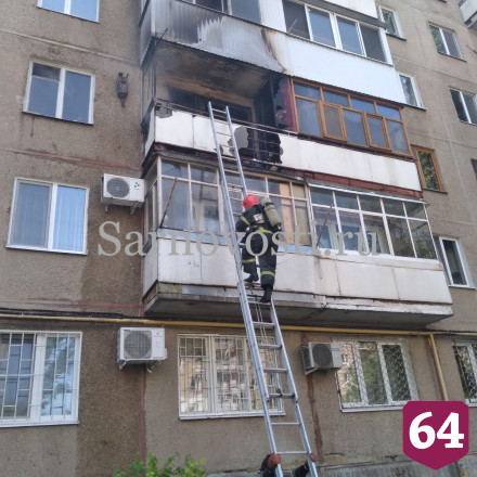 Из горящей многоэтажки в Саратове эвакуировали 10 человек