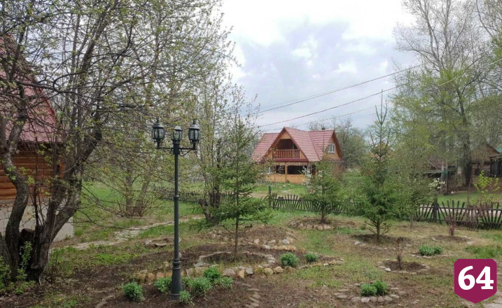 Под Саратовом продают усадьбу с 4 домами и прудом