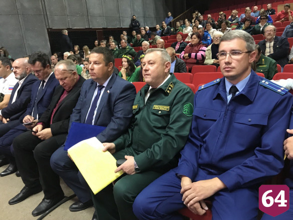 Почетных работников леса для награждения увезли под Саратов 
