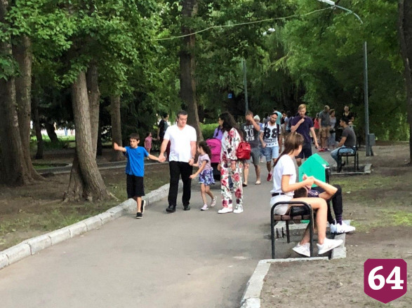 Жители Саратова вышли на вечернюю прогулку без масок