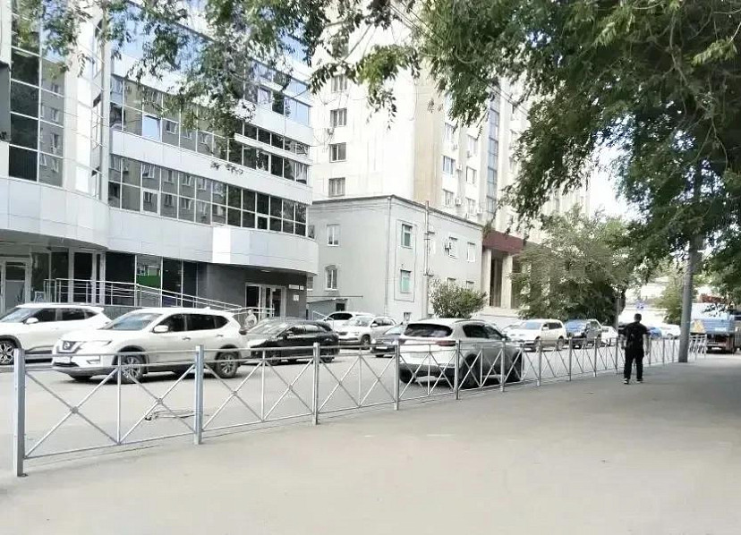 В Саратове установили новые пешеходные ограждения