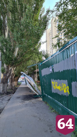 Саратовцы опасаются травм на открытой площадке долгостроя
